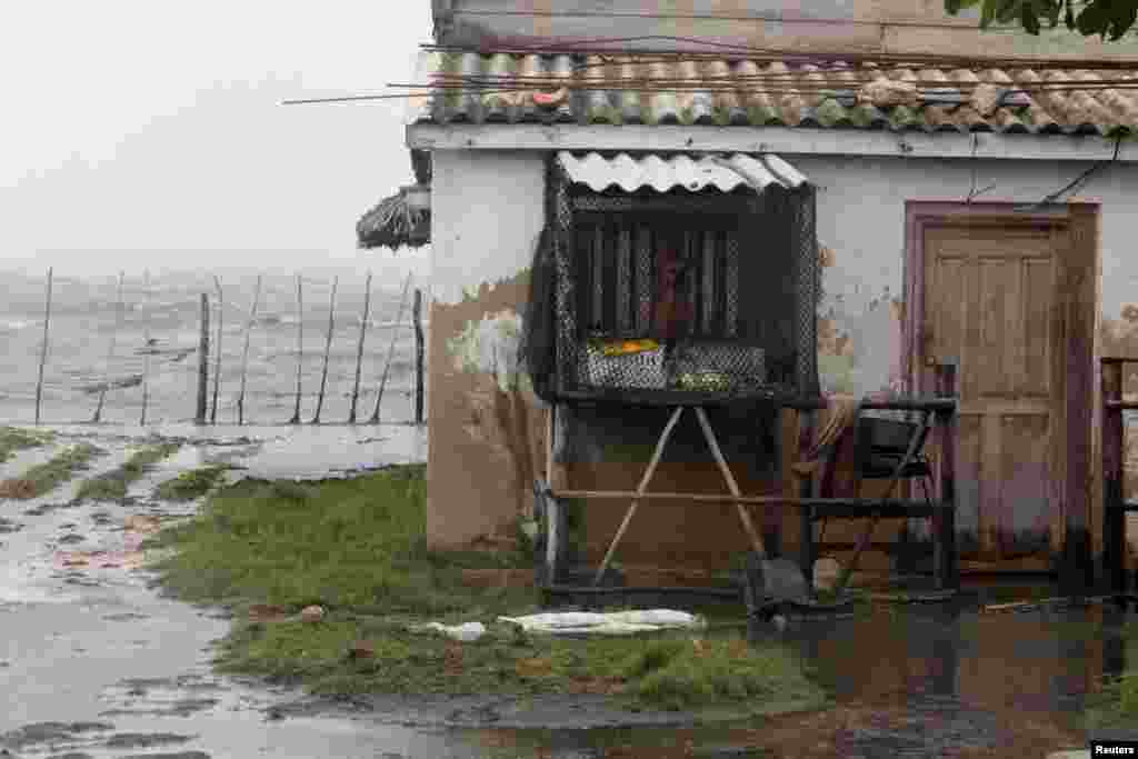 Los fuertes vientos y la lluvia inundaron caminos y arrancaron techos de casas.&nbsp;